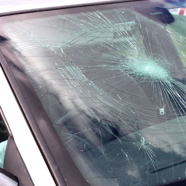 what auto glass replacement tech to contact and what does it cost to fix broken windshield 